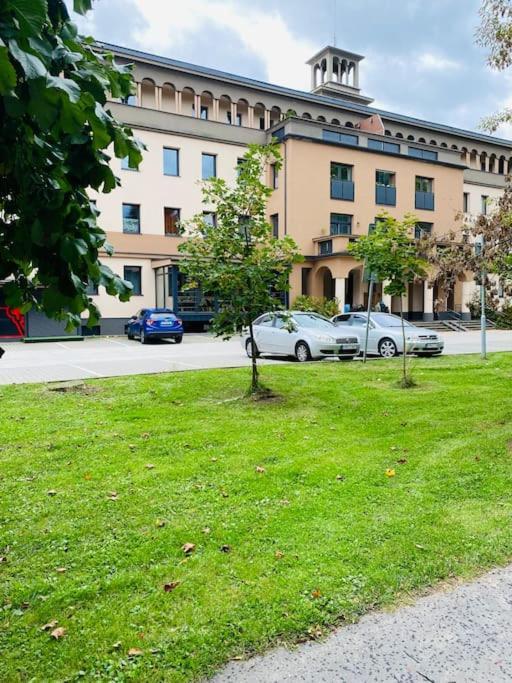 Kysucke Nove Mesto Residence Park Lovely Apartman With Private Parking מראה חיצוני תמונה